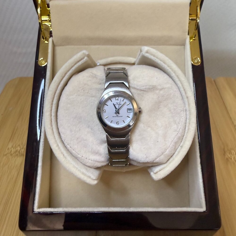 Waltham Silver Tone Calendar Watch YWL386, 23mm